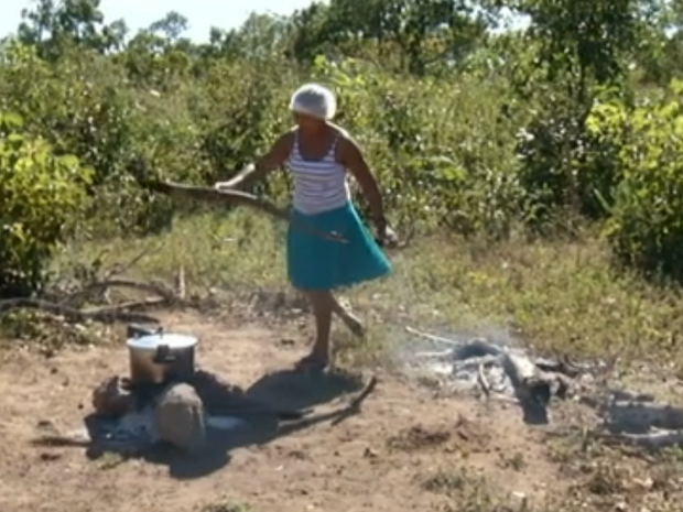 Merenda é feita com lenha porque não tem gás (Foto: Reprodução/Bom Dia Brasil)