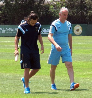 Dorival lamenta desfalque de Valdivia contra o Cruzeiro: 