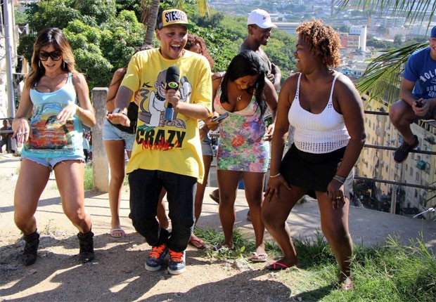 Sabrina Sato dança funk no Morro da Providência (Foto: Jessica Leone/R&b/Divulgação) Sabrina Sato dança funk no Morro da Providência (Foto: Jessica Leone/R&b/Divulgação)