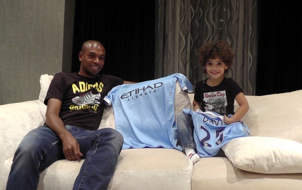 Fernandinho e seu filho Manchester City (Foto: Claudia Garcia)