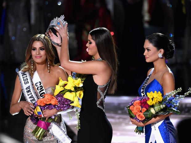 Coroa foi retirada da colombiana após erro de anúncio de apresentador (Foto: Ethan Miller/GETTY IMAGES NORTH AMERICA/AFP)