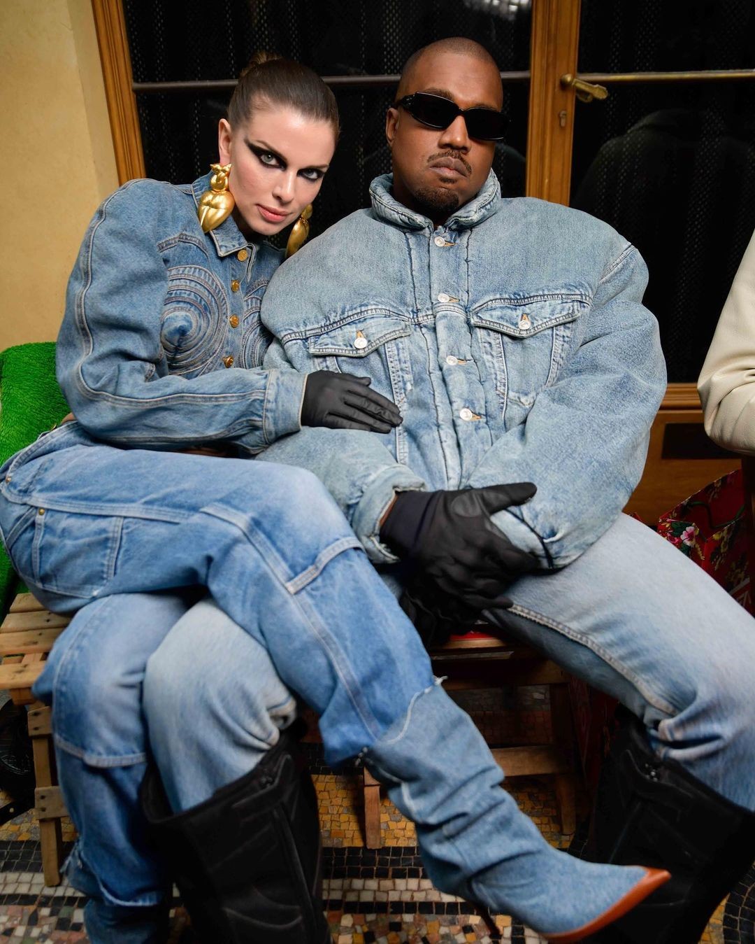 Kanye West (que agora se chama Ye) e Julia Fox fazem sua estreia em red carpet (Foto: @stephanefeugerephotography/WWD / Reprodução)