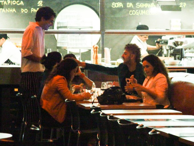 Daniela Mercury e Malu Verçosa com amigos em restaurante em São Paulo (Foto: Manuela Scarpa/ Foto Rio News)