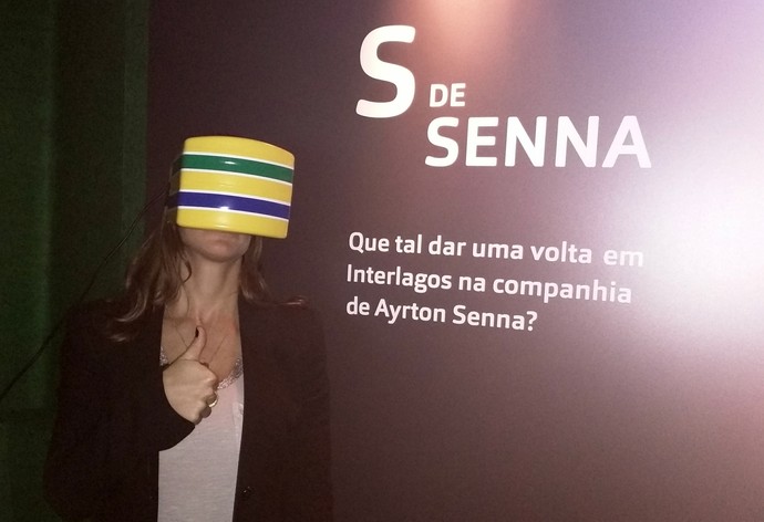 Bianca Senna experimenta óculos de realidade virtual e acomapnha volta de Ayrton Senna em Interlagos em 1991 (Foto: Divulgação)