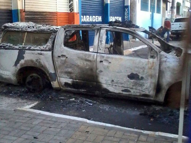 Quadrilha queima carro após explodir caixas em Saubara, na Bahia (Foto: Leandro Alves/ PortalBahiaNews.Com)