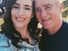 Lívian faz selfie com o pai, Renato Aragão