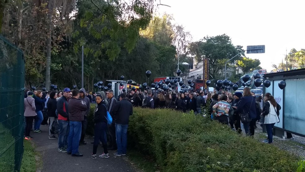 Servidores estão concentrados no Parque São Lourenço, que fica próximo à Ópera de Arame (Foto: Bruno Fávaro/RPC)