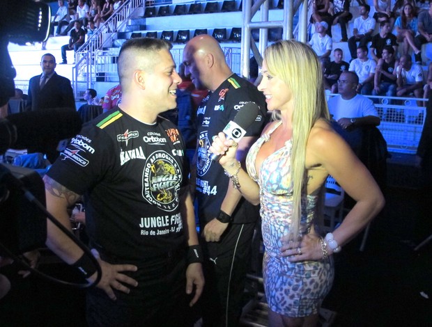 Geisa Vitorino entrevista Flavio Almendra nos bastidores do Jungle Fight 44 (Foto: Ivan Raupp / Globoesporte.com)