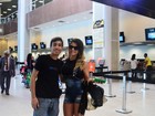 De roupa curta, Babi Rossi tira foto com fã em aeroporto