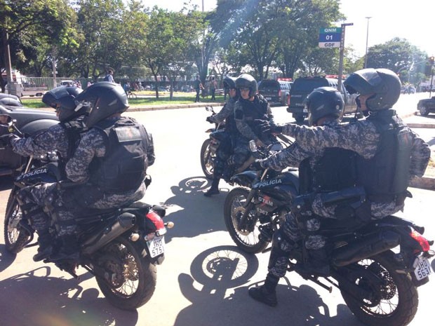 Policiais militares fazem patrulhamento em região próxima à estação de Ceilândia, depois que passageiros decidiram fazer protesto contra a demora e superlotação de trens do Metrô-DF (Foto: Lucas Salomão/G1) Policiais militares fazem patrulhamento em região próxima à estação de Ceilândia, depois que passageiros decidiram fazer protesto contra a demora e superlotação de trens do Metrô-DF (Foto: Lucas Salomão/G1)