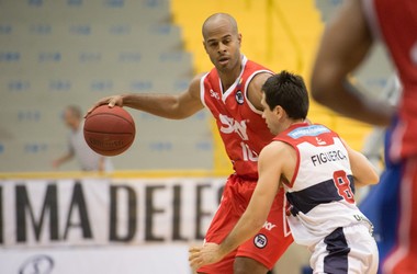 Figueroa e Joe Smith, Franca x Pinheiros (Foto: Newton Nogueira / LNB)