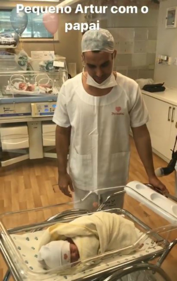 Mico Freitas com o filho, Artur (Foto: Reprodução / Instagram Stories)