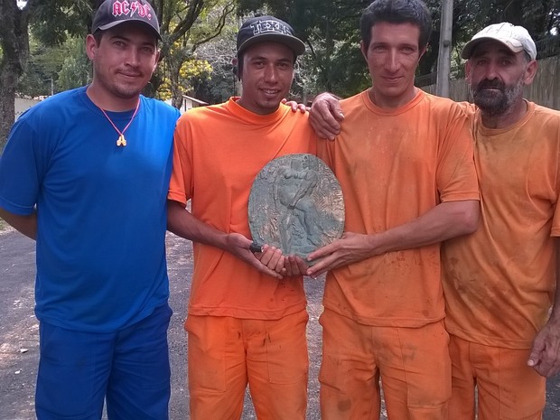 Trabalhadores que acharam a peça decidiram vendê-la (Foto: Arquivo pessoal/ Luiz Rodrigo de Oliveira Duarte) Trabalhadores que acharam a peça decidiram vendê-la (Foto: Arquivo pessoal/ Luiz Rodrigo de Oliveira Duarte)
