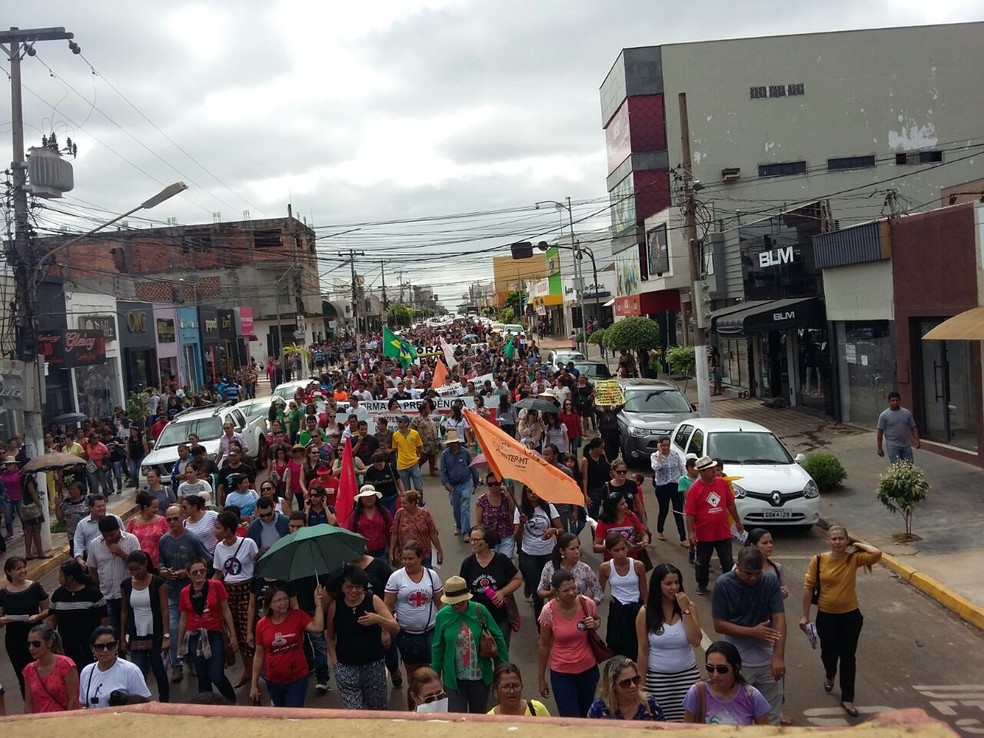 Professores e alunos fizeram passeata em Rondonópolis (Foto: Sintep-MT/Divulgação)
