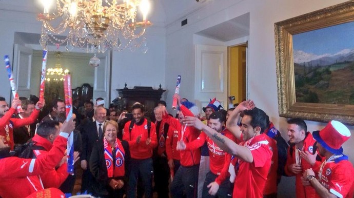 Jogadores da seleção chilena encontram Michelle Bachelet, presidente do Chile (Foto: Reprodução de Twitter)