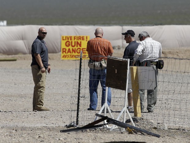 Homens no Las Stop, estande de tiro onde uma menina matou acidentalmente seu instrutor  (Foto: John Locher/AP)
