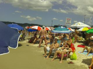 Praia de Jurerê internacional estava lotada neste sábado (12) (Foto: Elsa Konescki/Divulgação)