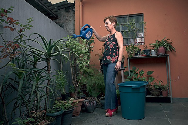 RECICLÁVEL Márcia Chigança, empresária,  em casa. Ao reaproveitar água, ela baixou seu gasto em 85%  (Foto: Camila Fontana/ÉPOCA       )