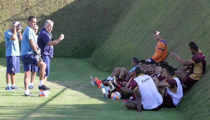 Josué conversa com grupo do Macaé antes de jogo contra o Boa (Foto: Tiago Ferreira / Macaé Esportes)