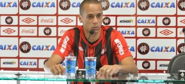 VOlante Derley, do Atlético-PR, no CT do Caju (Foto: Gustavo Oliveira/Site oficial do Atlético-PR)