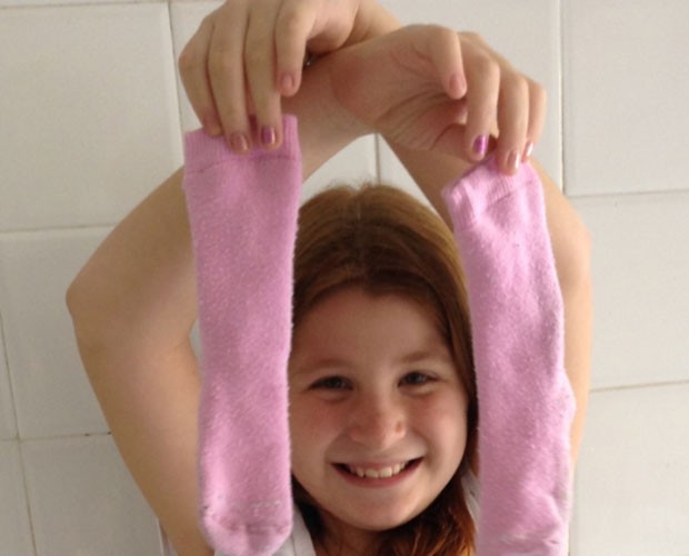 Giulia Garcia, a chiquitita Ana, doou seu par de meias para a campanha solidária (Foto: Divulgação)