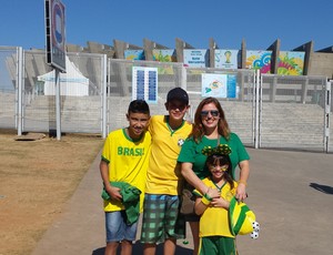Maria Carmem e os filhos Lucas, Gabriel e Maria Clara em frente ao Mineirão na vespera da partida entre Brasil e Chile (Foto: Tayrane Corrêa)