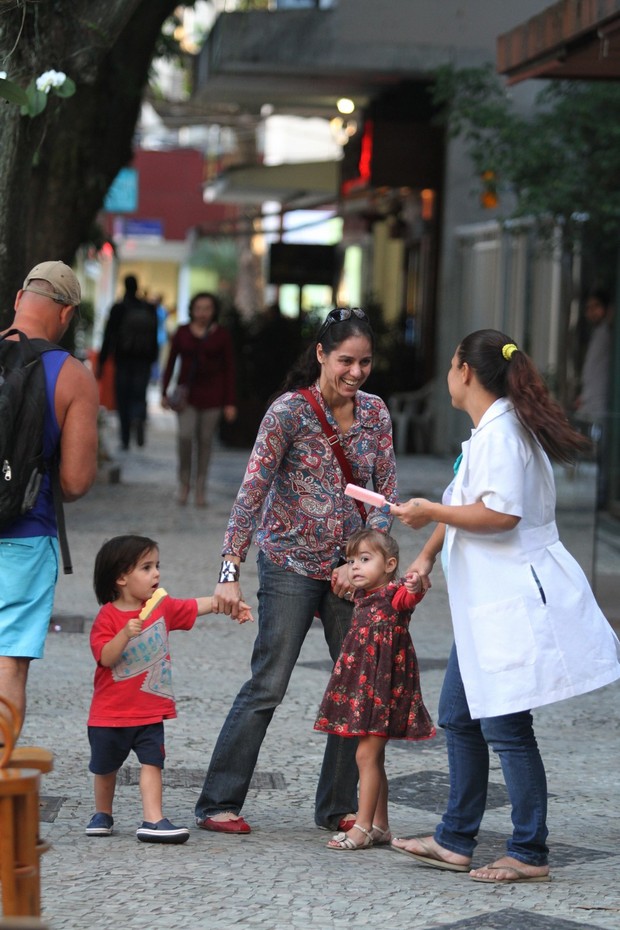 Claudia Mauro e Paulo César Grande com filhos (Foto: Wallace Barbosa - AgNews)