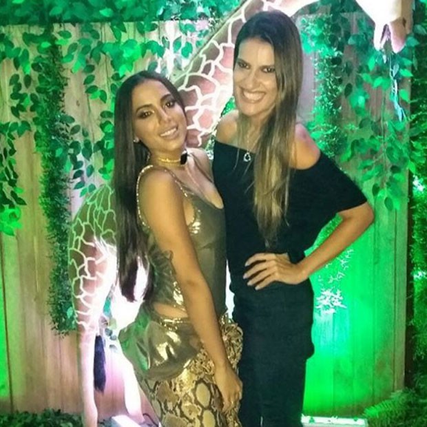 Anitta e Andrea Guimarães na festa da cantora no Rio (Foto: Instagram/ Reprodução)