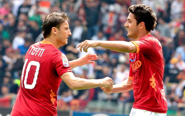 Marquinho e Totti comemoram gol do Roma  (Foto: AP)