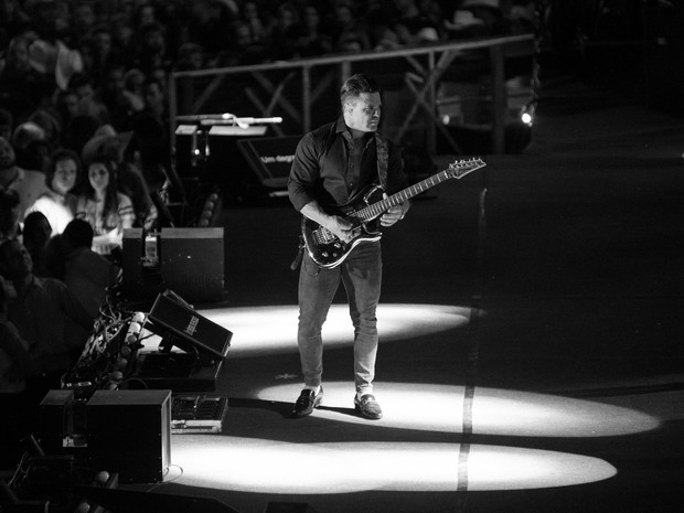 Eduardo Costa toca guitarra durante o show com o cantor Leonardo na Festa do Peão de Barretos, SP (Foto: Érico Andrade/G1) Eduardo Costa toca guitarra durante o show com o cantor Leonardo na Festa do Peão de Barretos, SP (Foto: Érico Andrade/G1)