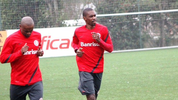 Kleber e Juan fazem tratamento no CT do Parque Gigante (Foto: Diego Guichard / GLOBOESPORTE.COM)