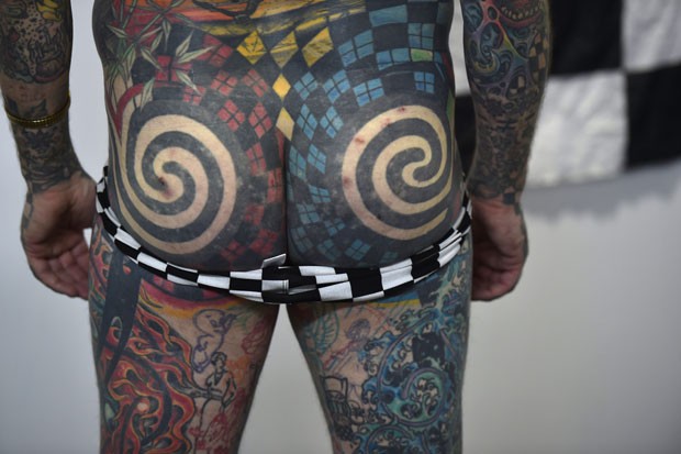 Matt Gone baixou a sunga para mostrar bumbum tatuado (Foto: Yuri Cortez/AFP)