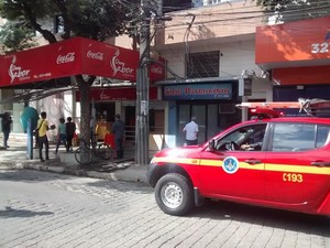 Quando os bombeiros chegaram ao restaurante, o incêndio já havia sido controlado. (Foto: Diego Souza/G1)