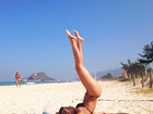 Adriana mostra 'boquinha na barriga' ao fazer pose inusitada na praia