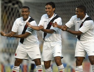 Romário, Alex Dias e Beto comemoram gol do Vasco (Foto: Agência O Globo)