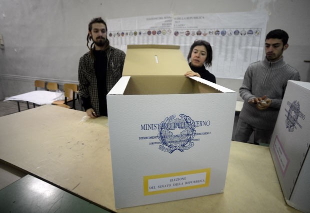 Votos são abertos em sessão eleitoral em Roma, capital da Itália, nesta segunda-feira (25) (Foto: AFP)