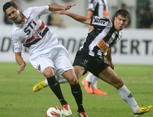 Ganso e Leando Donizete, Atlético-MG x São Paulo (Foto: AP)