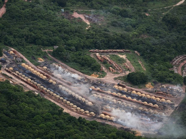 Carvoaria que produz ferro gusa encontrada na Amazônia Oriental em sobrevoo feito pelo Greenpeace.  (Foto: Rodrigo Baleia/Greenpeace)