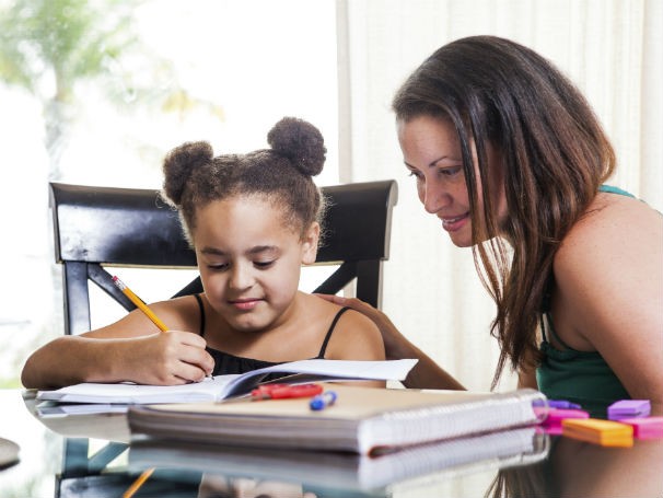 Acompanhar o estudo dos filhos é uma boa estratégia para se interar do conteúdo trabalhado na escola (Foto: Divulgação/ Thinkstock/Getty Images)