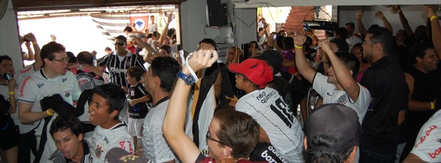 Fim do jogo foi motivo de festa para os torcedores, que estavam na sede da Fiel João Pessoa (Foto: Lucas Barros / Globoesporte.com/pb)