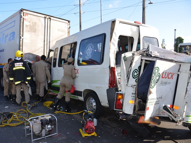 Van estava no meio do engavetamento e ficou bastante danificada (Foto: Walter Paparazzo/G1)