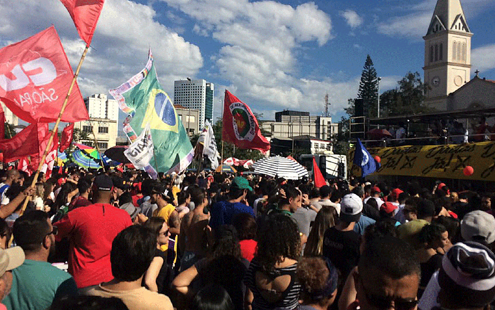 Bandeiras de movimentos sociais se juntaram a bandeira do Brasil em ato no Largo da Batata (Foto: Gabriela Gonçalves/G1)