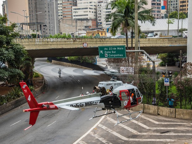 Helicóptero da Polícia Militar resgata um morador de rua que estava em estado grave no Viaduto do Chá, em São Paulo (Foto: Chello Fotógrafo/Futura Press/Estadão Conteúdo)