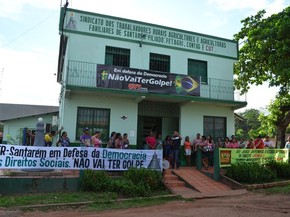 Em Santarém, manifestantes em apoio a democracia e a presidente Dilma Rousseff se concentram em frente ao Sindicato dos Trabalhadores e Trabalhadores Rurais (STTR), situado na rodovia federal BR-163 (Foto: Adonias Silva/G1) Em Santarém, manifestantes em apoio a democracia e a presidente Dilma Rousseff se concentram em frente ao Sindicato dos Trabalhadores e Trabalhadores Rurais (STTR), situado na rodovia federal BR-163 (Foto: Adonias Silva/G1)