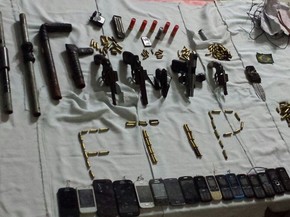 Armas apreendidas em Alcaçuz durante a madrugada deste domingo (Foto: Divulgação / Sejuc)
