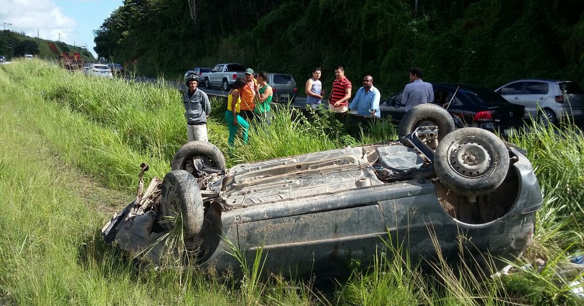 G1 Homem Morre Após Bater Carro Em Mureta Da Br 232 E Capotar