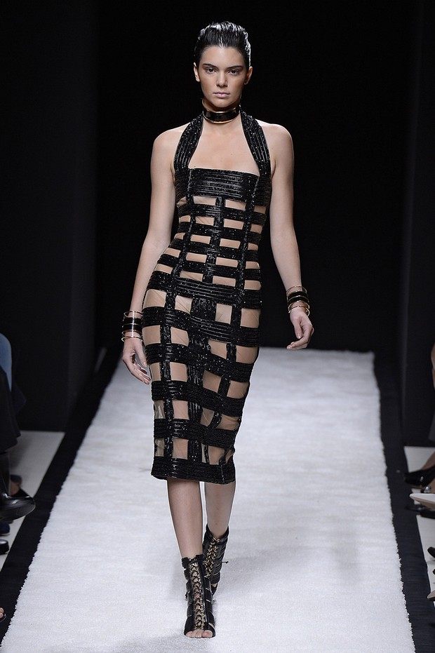Kendall Jenner desfila para Balmain na semana de moda de Paris (Foto: Getty Images)