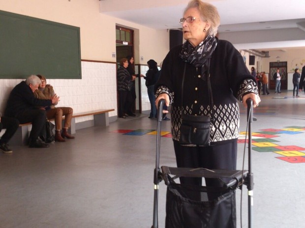 Aposentada tem 99 anos e não abre mão do direito de votar (Foto: Rodrigo Zanlorenzi/RPC)