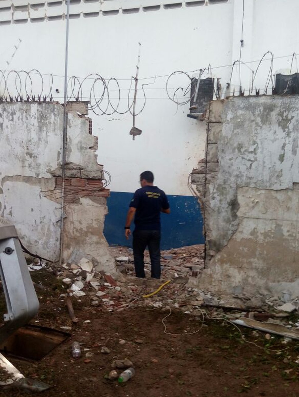 Buraco foi aberto no terreno da empresa de transporte de valores (Foto: Antônio Coelho/TV Globo)