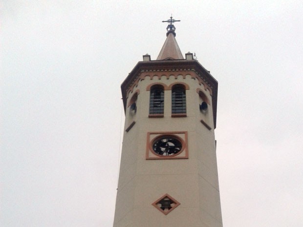 Ventos deixaram relgio de torre da Igreja Matriz destrudo (Foto: Reproduo EPTV)